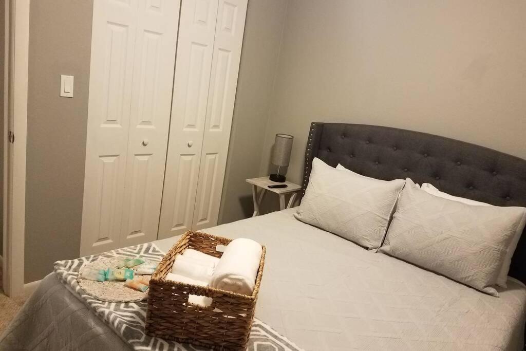 Cozy 3 Bed 2.5 Bath Located Near Busch Gardens Apartman Tampa Kültér fotó